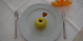 Apfel auf Teller