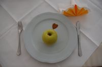 Apfel auf Teller