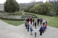 Gruppe steht in einem Herz rund um die Kräuterspirale im Kloster Pernegg