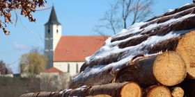 Holzstapel im Hintergrund Kloster Pernegg - Schnee im April © Zickbauer Natascha