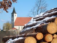 Holzstapel im Hintergrund Kloster Pernegg - Schnee im April © Zickbauer Natascha