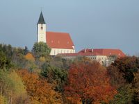 Außenansicht Kloster Pernegg im goldenen Herbst beim Fastenwandern nach Buchinger mit Zickbauer Natascha © Zickbauer Natascha