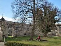 Entspannen im wunderschönen Klostergarten Pernegg beim Fasten mit Andrea Löw.