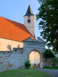 Außenansicht mit Torbogen - Kloster Pernegg © Thomas Fröhlich