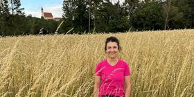 Wandern Claudia Trawöger Sommer mit Blick auf das Kloster Pernegg 