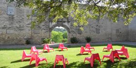 Sesselkreis mit roten Sesseln im Klostergarten in Pernegg
