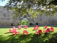 Sesselkreis mit roten Sesseln im Klostergarten in Pernegg