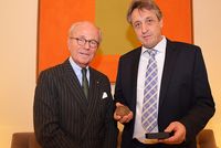 Joachim F. Scheele, Vorstandsvorsitzender des Industrie-Clubs (l.), überreichte Frank Madeo die Seneca-Medaille 2019 in Düsseldorf. Foto: Industrie-Club e.V. Düsseldorf.
