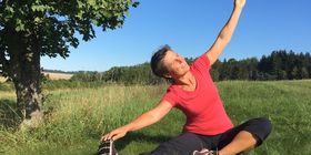 Fasten und Yoga mit Beate Vollerthun - Fröhlich sein bei Gänsewein - Entspannungs-Yoga für mehr Mobilität der Gelenke von den Zehen und Fingern über Ellenbogen, Schultern, Knien und Hüften bis zur Rotation der Wirbelsäule - Yoga©Vollerthun_Beate